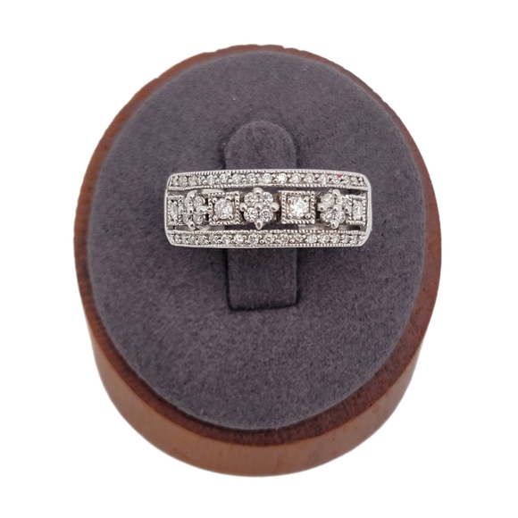14k White Gold Floral Diamond Band Ring Size 8.25